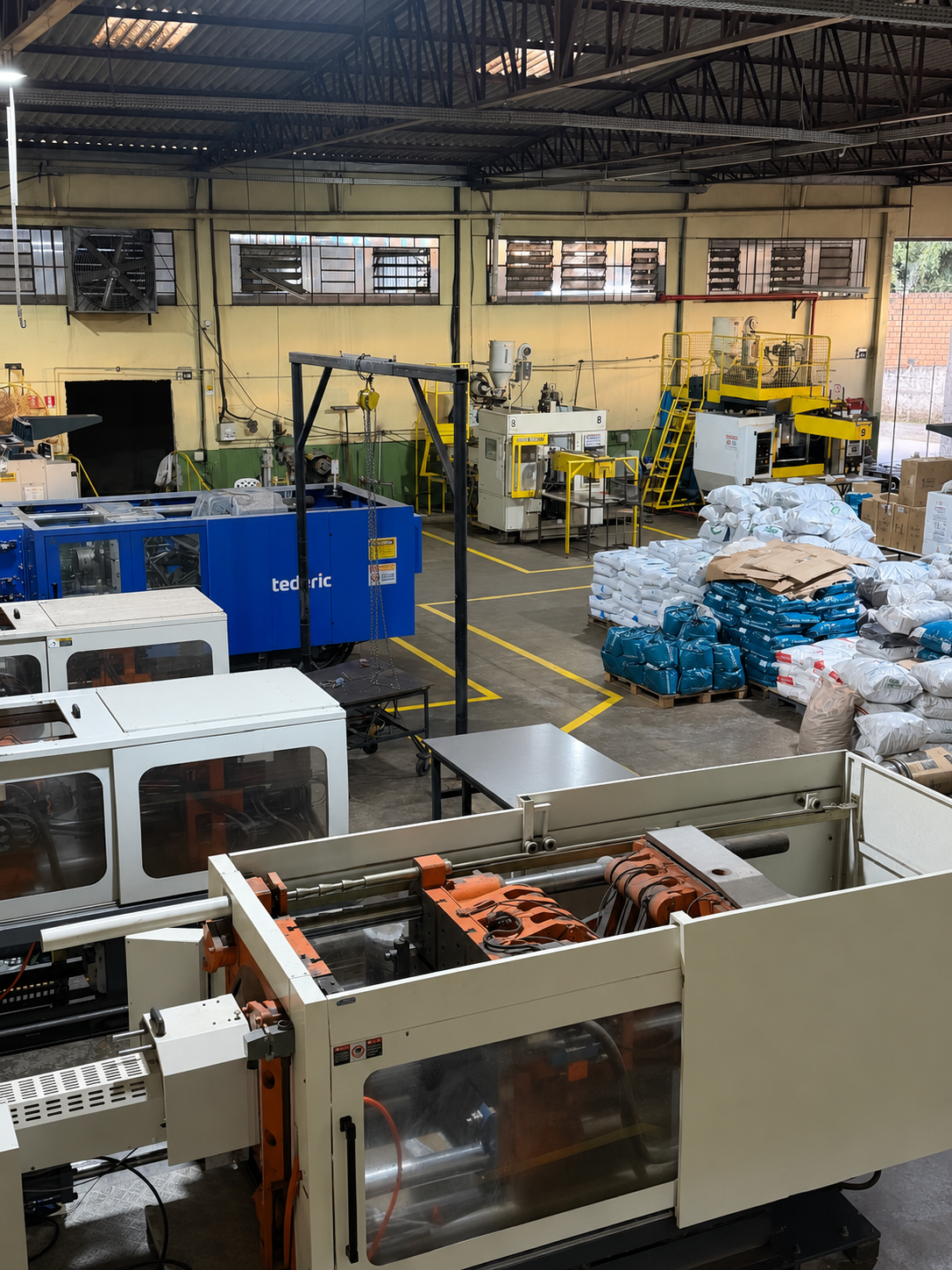 Interior da fábrica Boa Safra com maquinário industrial em operação